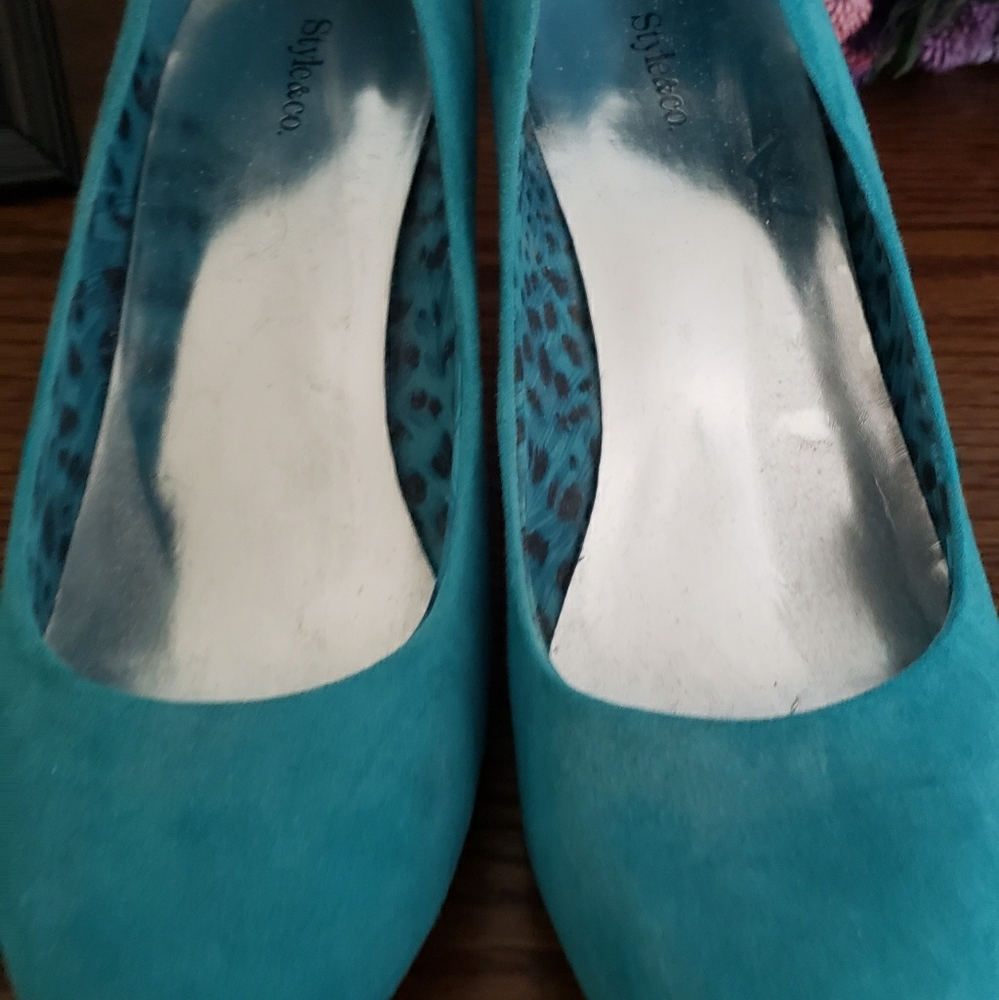 Pretty turquoise suede pumps
